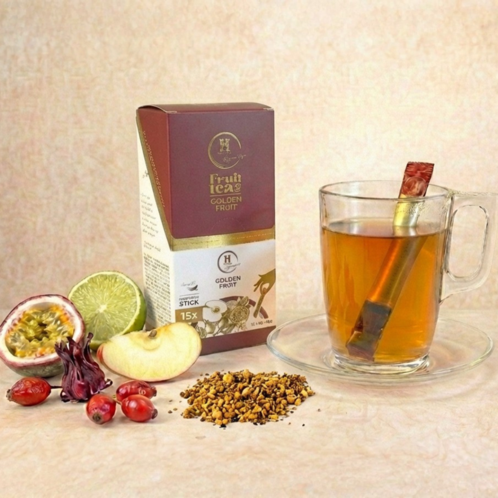 Golden Fruits stick tea termékkép: doboz, üvegcsésze teával és stick, gyümölcsös alapanyagokkal.