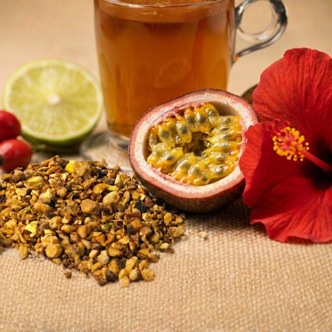 Golden Fruits stick tea makró: passiógyümölcs, citrus és hibiszkusz, háttérben tea üvegcsészében.